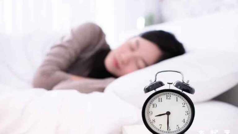 Ucapkan Selamat Tinggal pada Insomnia: Temukan 4 Makanan dan 3 Teh Herbal untuk Tidur yang Lebih Nyenyak