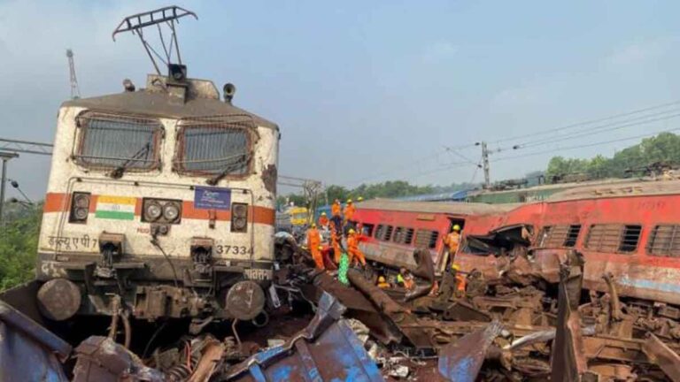 3 Kereta Api India Bertabrakan dan Keluar Rel, Setidaknya Lebih dari 200 Orang Tewas 900 Cedera