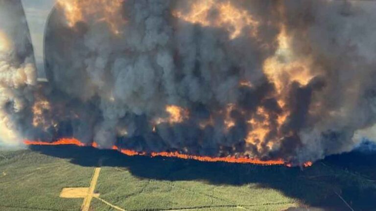 100.000 Warga Mengungsi Saat Kebakaran Hutan Mengamuk di Kanada, Bala Bantuan Uni Eropa-AS Tiba