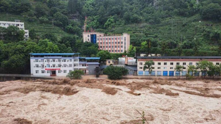 Hujan Lebat, Banjir Hingga Tanah Longsor  Melanda Tiongkok, Puluhan Orang Tewas atau Hilang di 5 Provinsi