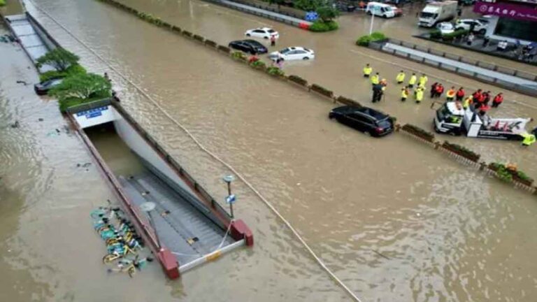 Korban Banjir di Kota Zhuozhou, Tiongkok, Ditinggal Mengurus Diri Sendiri, Ungkap Petugas Penyelamat