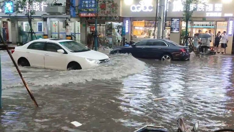 Hujan Badai Shanghai Menyebabkan Jembatan Tinggi Menjadi “Jembatan Sungai ” Mobil  Melaju Seperti Perahu