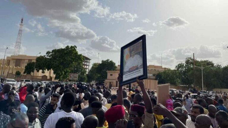 Tentara Niger Menahan Presiden Bazoum, Menutup Perbatasan dan Memberlakukan Jam Malam