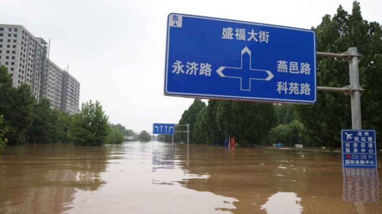 Korban Banjir di Zhuozhou, Tiongkok  : Evakuasi Baru Diberitahukan Ketika kedalaman Air Mencapai 3 Meter, Bantuan Tak Diterima 