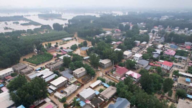 Orang-orang di Zhuozhou, Tiongkok Dilanda Banjir Berteriak Minta Tolong, Tim Penyelamat: Tidak Ada Cara untuk Menyelamatkan Mereka!