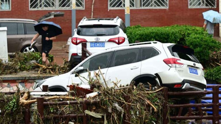 Hujan Badai Menyebabkan Banjir Besar Menghanyutkan  Kendaraan di Beijing, 80 orang terjebak di Distrik Fangshan 
