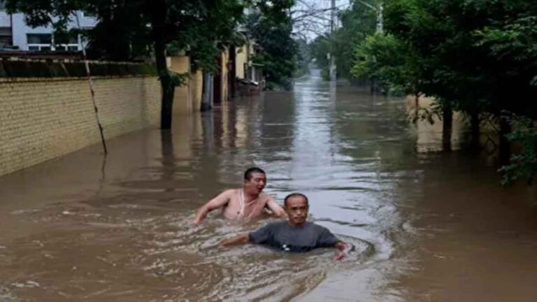 Kemarahan Publik Meningkat Setelah Air Banjir Sengaja Dialihkan untuk Menyelamatkan Ibu Kota Tiongkok