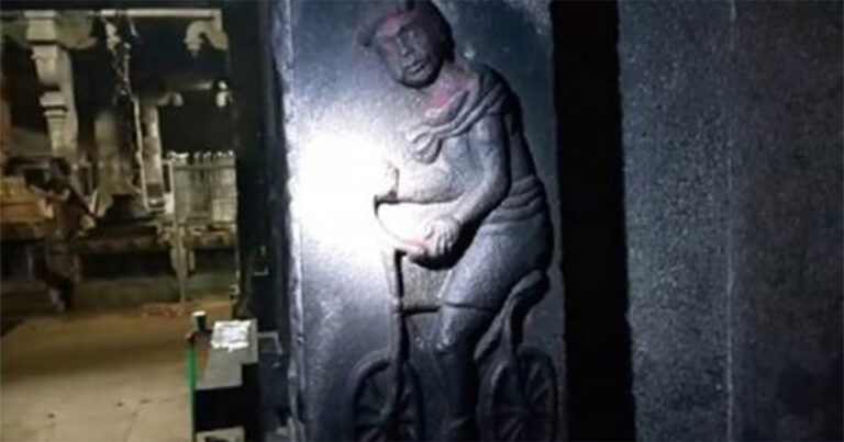 Misteri Kuil Kuno: Yang Menggambarkan Seorang pria Mengendarai Sepeda