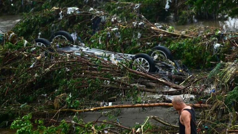 Banyak Mobil di Beijing Hanyut Terseret Banjir Besar, Jembatan KA Shijiazhuang – Taiyuan Putus