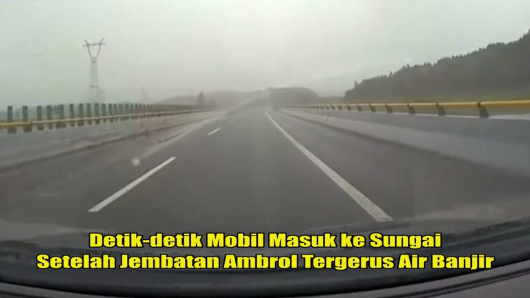 Detik-detik Mobil Masuk ke Sungai Setelah Jembatan Ambrol Tergerus Air Banjir