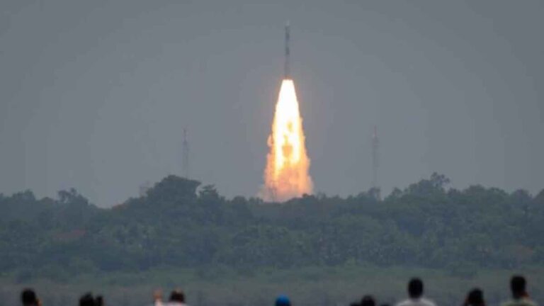 India Berhasil Meluncurkan Pesawat Antariksa Pertama yang Membawa Misi Mengamati Matahari