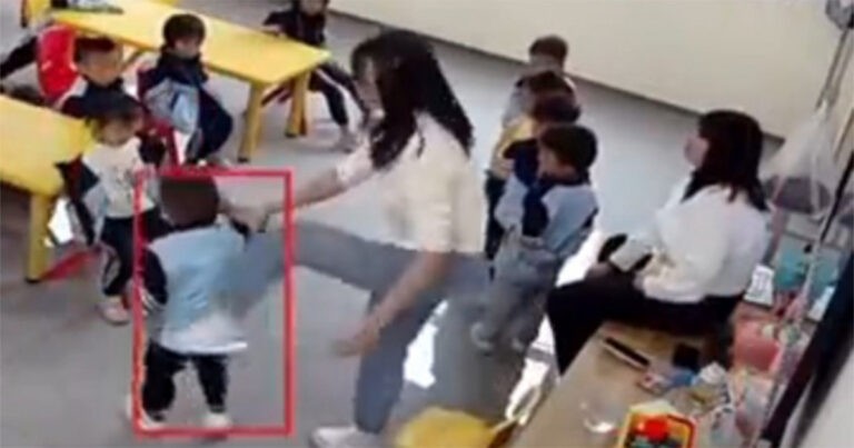Seorang Guru Taman Kanak-Kanak di Tiongkok Tertangkap CCTV Sedang Menendang dan Menampar Dua Siswanya