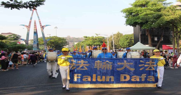 Antusias Masyarakat Saksikan Semarak Falun Dafa di Kawasan Simpang Lima dan Aloon-aloon Kauman Semarang