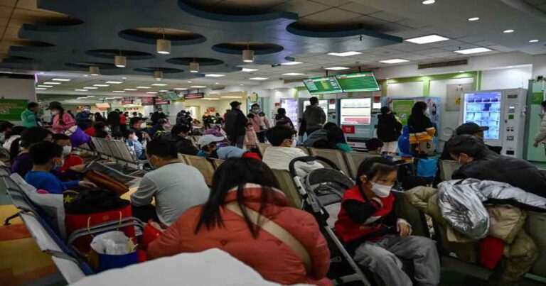 Tiongkok Berupaya Membuka Lebih Banyak Klinik untuk Mengatasi Lonjakan Penyakit Pernafasan pada Anak