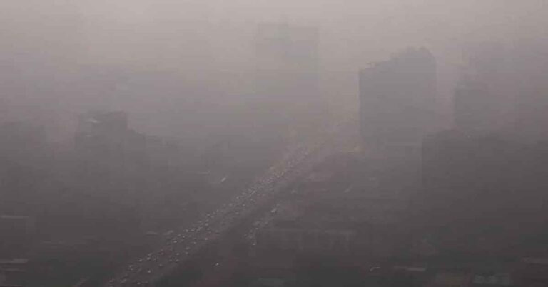 Kabut Asap Masih Berlangsung di Beijing Saat Kabut Menyelimuti Sebagian Wilayah Tiongkok Utara