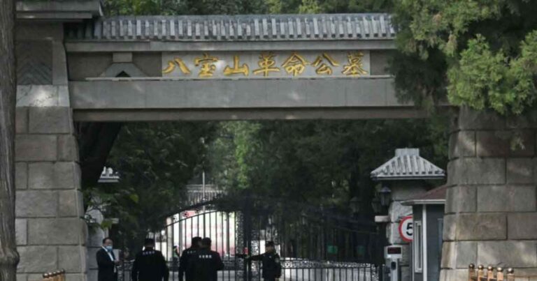 Pemakaman Li Keqiang Dihadiri oleh Xi Jinping dan 7 Anggota Komite Tetap lainnya,  Hu Jintao Mengirimkan Karangan Bunga