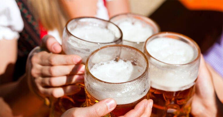 Rekor Dunia : Turis Jerman Minum 1.254 Gelas Besar Bir dalam 3 Jam