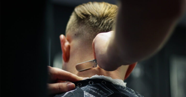 Banyaknya Pria Botak dan Tanpa Jenggot yang Pergi ke Tempat Pangkas Rambut Menyebabkan Penggerebekan Narkoba