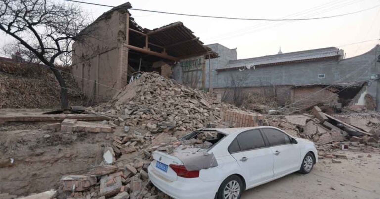 Gempa di Gansu, Tiongkok,  Empat Anggota Keluarga Terkubur, 1 Anak Meninggal Dunia dan 5 Anggota Keluarga Hilang