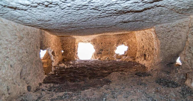 Kamar Batu Misterius Ditemukan di Tebing Abydos, Mesir