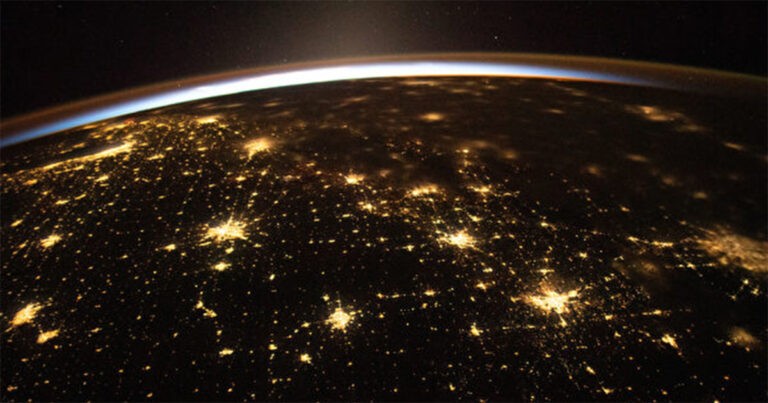 Menyaksikan dari Luar Angkasa Terbitnya Matahari dari Balik Bumi, NASA Membagikan Foto-Foto yang Indah