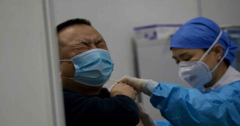 Epidemi di Beijing Tak Dapat Lagi Disembunyikan, Vaksin COVID-19 yang Baru Disuntikkan