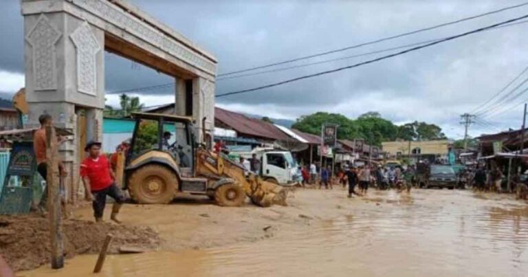 Banjir Melanda, 251 Warga Aceh Selatan Bertahan di Pos Pengungsian