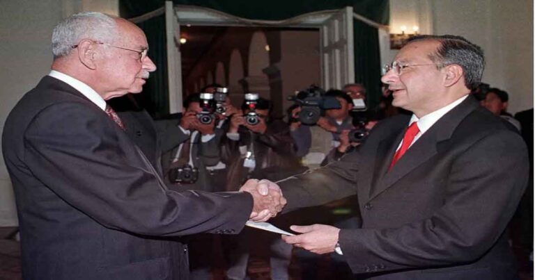 Mantan Duta Besar AS Didakwa dan Ditangkap Karena Menjadi Mata-Mata Kuba Selama 40 Tahun