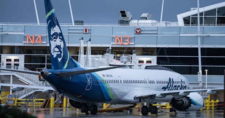 Gara-gara Kulit Daun Pintu Exit Copot Saat Terbang, Alaska Airlines Meng-grounded Puluhan Pesawat Boeing 737 MAX 9