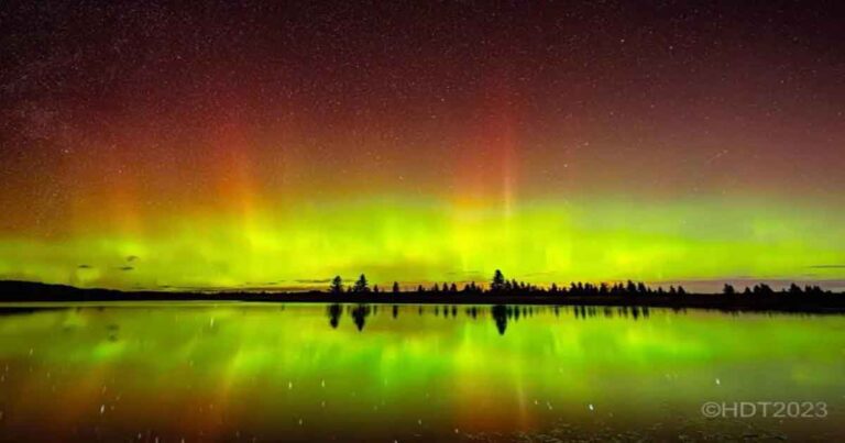 Fotografer “Sangat Kagum” Menangkap Aurora Labu-Oranye yang Sangat Langka di Atas Permukaan Air di Kanada