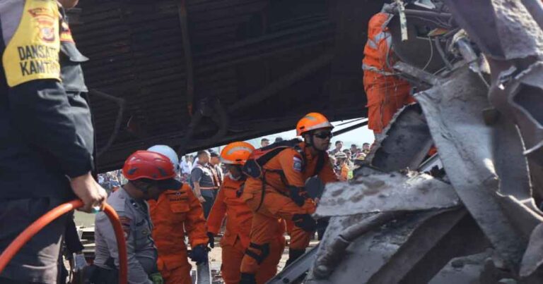 Tim Rescue Basarnas Bandung Evakuasi Korban Kecelakaan Tabrakan Kereta Api KA Turangga dengan Commuterline Bandung Raya