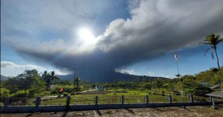 Gunung Berapi Lewotobi Laki-Laki di Flores Timur Erupsi, Bandara Frans Seda Maumere Ditutup Sementara