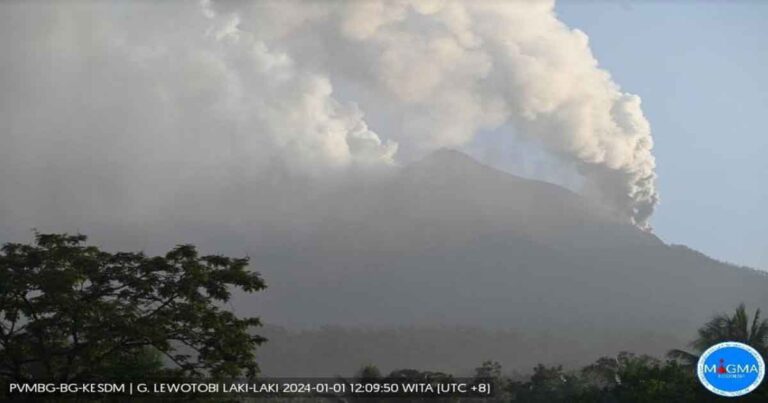 Di Tengah Aktivitas Vulkanik Gunung Lewotobi, 5.400  Warga Mengungsi Sementara Waktu