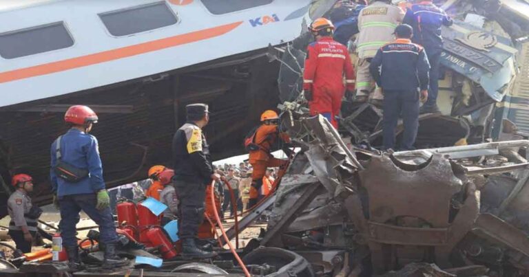 Kereta Api KA Turangga dan Commuterline Bandung Raya Tabrakan di Petak Jalan Haurpugur – Cicalengka