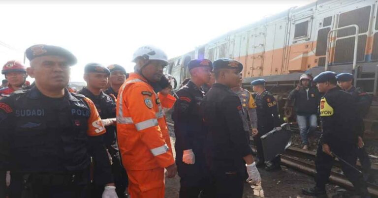 Tabrakan Kereta Api KA Turangga dan Commuterline Bandung Raya :  22 Penumpang Luka Ringan dan 4 Petugas KA Meninggal Dunia 