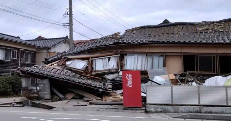 Jepang Mengeluarkan Peringatan Tsunami Setelah Serangkaian Gempa Besar