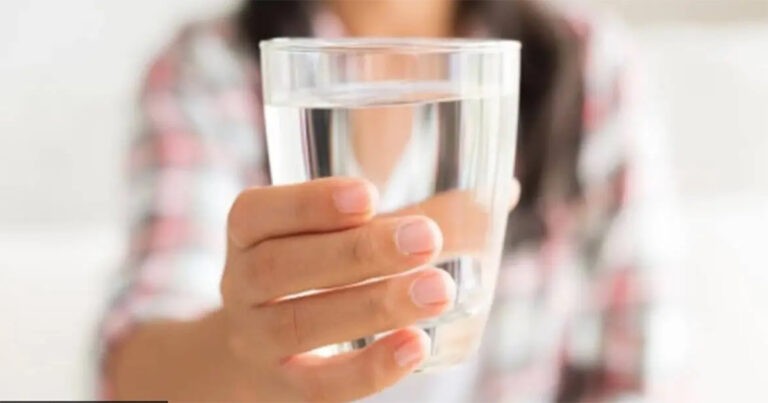 7 Alasan Mengapa Anda Harus Memulai Pagi Anda dengan Segelas Air