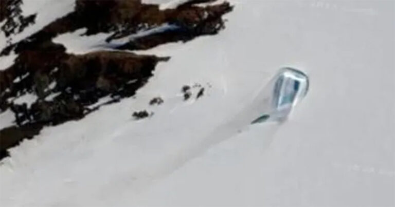 ‘Detektif’ Google Maps Menduga Mereka telah Menemukan Pintu Besar di Antartika