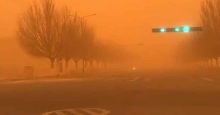 Beijing Mengalami Polusi Serius Akibat Badai Pasir, Warga Dilarang Beraktivitas di Luar Rumah