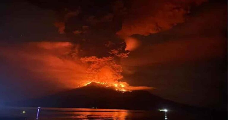 Gunung Ruang di Sulawesi Utara Meletus, Semburkan Hujan Abu Vulkanik Hingga Ratusan Warga Mengungsi
