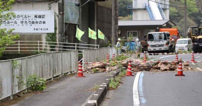 Saat Gempa Magnitudo 6,6 Melanda Jepang Selatan Melukai 8 Orang, Sebagian Jalan Terhalang Batu