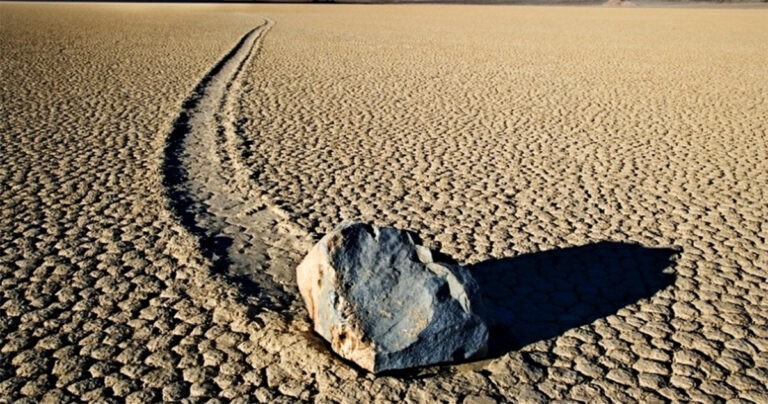 Kebenaran di Balik Batu ‘Berjalan’ di Death Valley