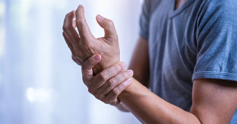 Pria Meminta Dokter Mencabut Dua Jarinya dari Tangannya Karena Membuatnya Trauma