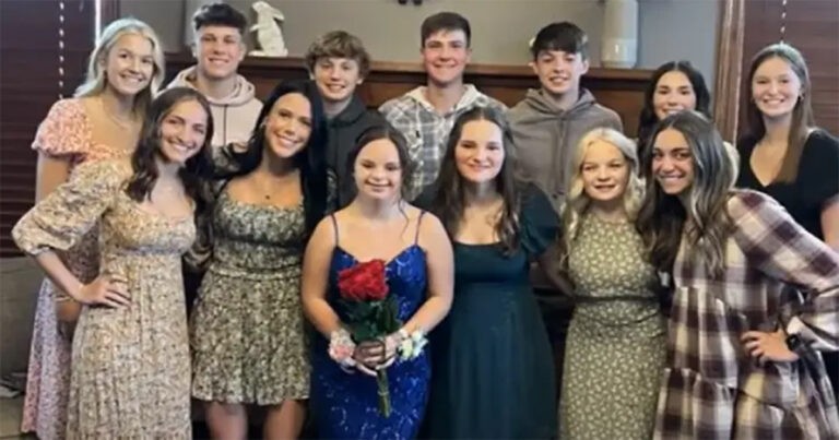 Remaja Penderita Sindrom Down Tidak Punya Pasangan untuk Pergi ke Pesta Prom, Jadi Teman-temannya Memastikan Itu Tak Akan Terlupakan
