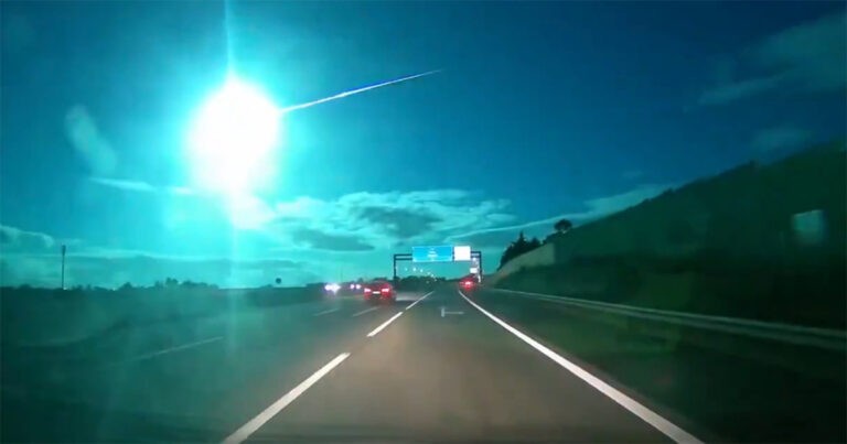 Bola Api Biru Terang yang Spektakuler Menerangi Langit Malam Memukau Jutaan Orang di Seluruh Eropa