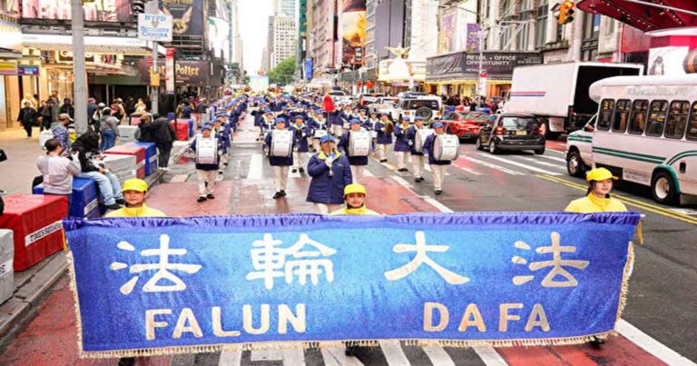 Parade Akbar di New York untuk Merayakan 32 Tahun Diperkenalkannya Falun Dafa