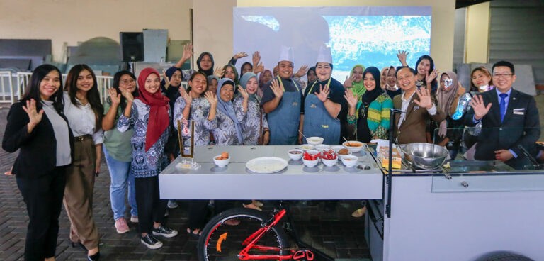 Rayakan Hari Laut Sedunia, JW Marriott Surabaya Ajak Masyarakat Sekitar Membuat Kreasi Hidangan Laut yang Sehat