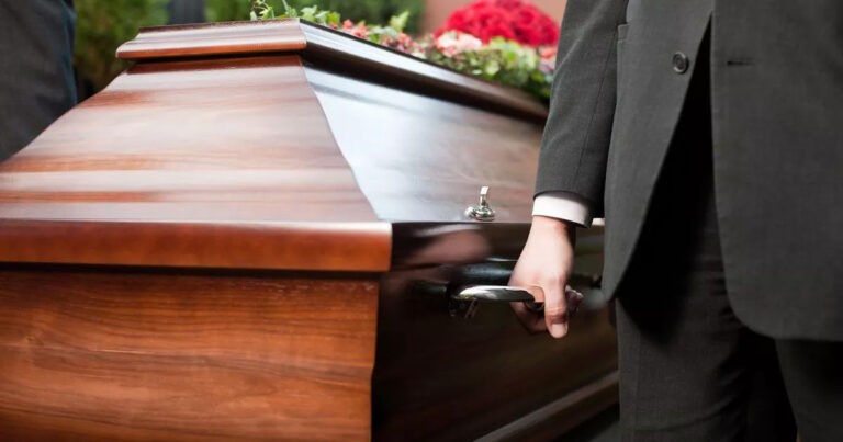 Wanita 74 Tahun yang Dinyatakan Meninggal di Perawatan Hospice Ditemukan Bernafas di Rumah Duka