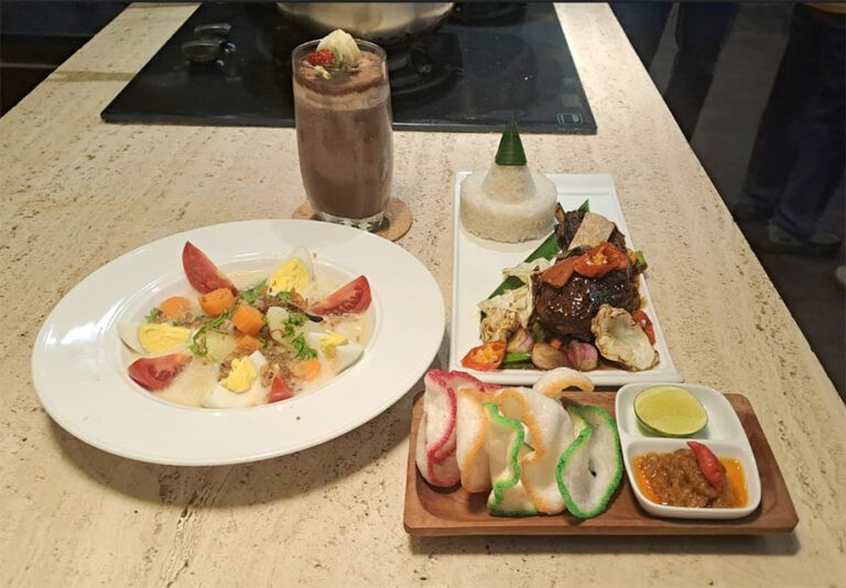 Santika Pandegiling Hadirkan Menu Kreasi Soto Goreng Pandegiling
