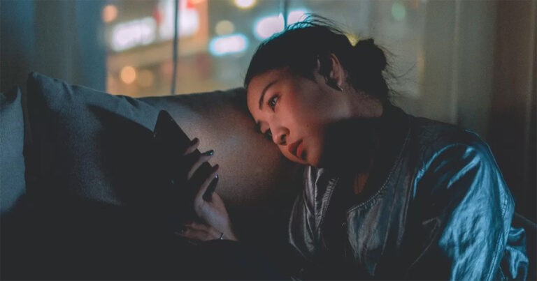 Apa Itu ‘Doomscrolling’ dan Apakah Itu Dapat Mempengaruhi Kita Secara Mental?